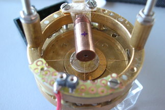 Development of a Faraday magnetometer based on piezoresistors for very high magnetic fields