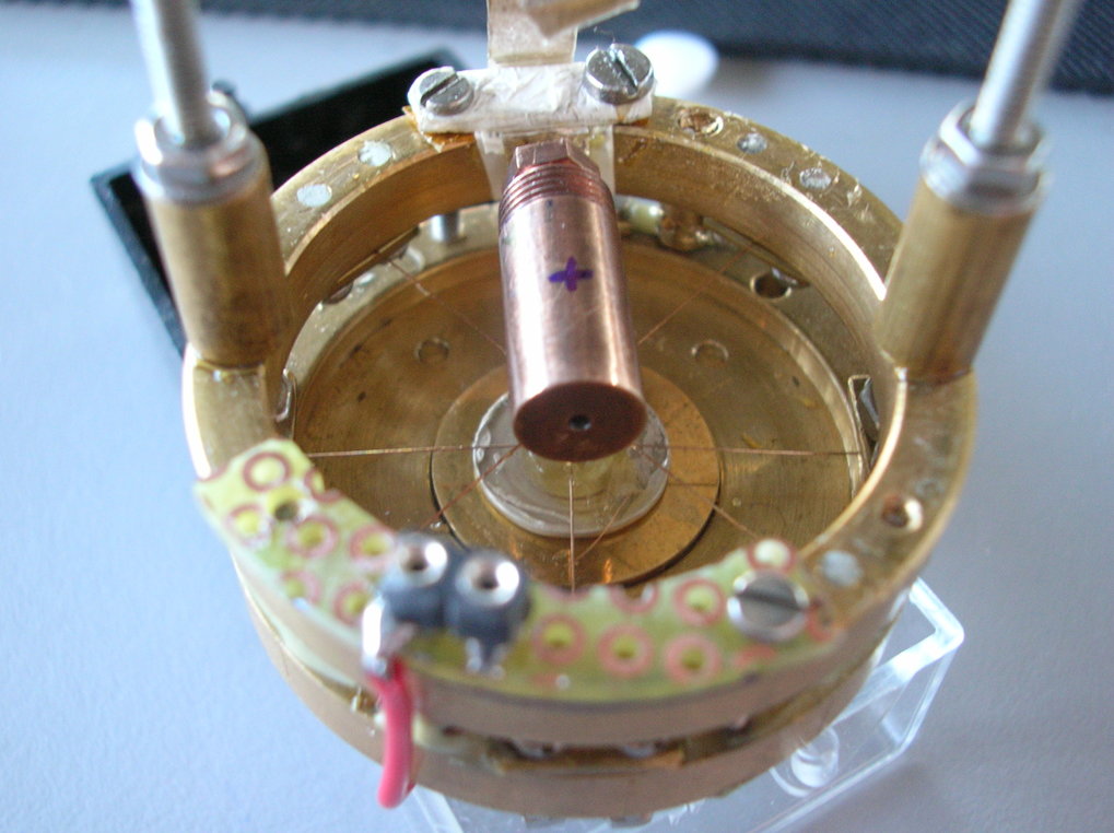 Development of a Faraday magnetometer based on piezoresistors for very high magnetic fields